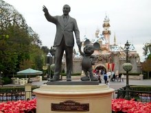 Walt Disney and Mickey Mouse, partners statue ©www.my-disneyland-vacation.com