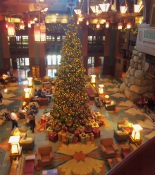 Christmas Tree at the Grand Hotel, ©www.my-disneyland-vacation.com